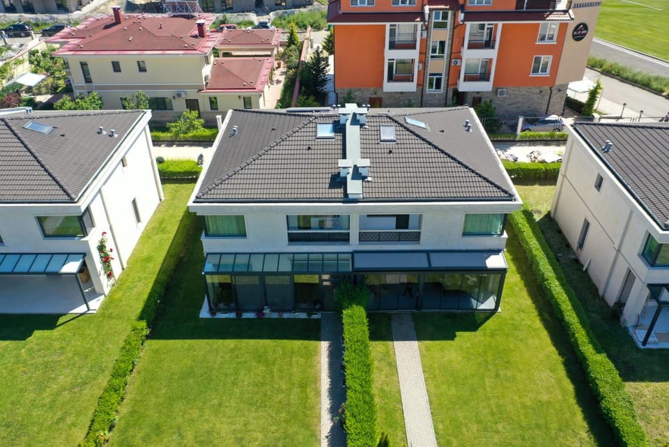 Property building, Day, Neighbourhood, Bird's eye view, Inner courtyard view