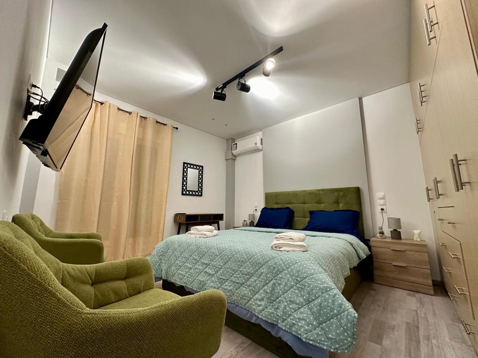Bed, TV and multimedia, Photo of the whole room, Seating area, Bedroom