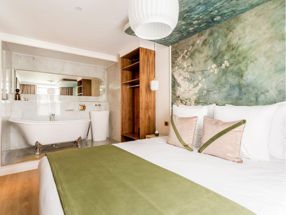 Bed, Bathroom, Photo of the whole room, Bedroom, Bath