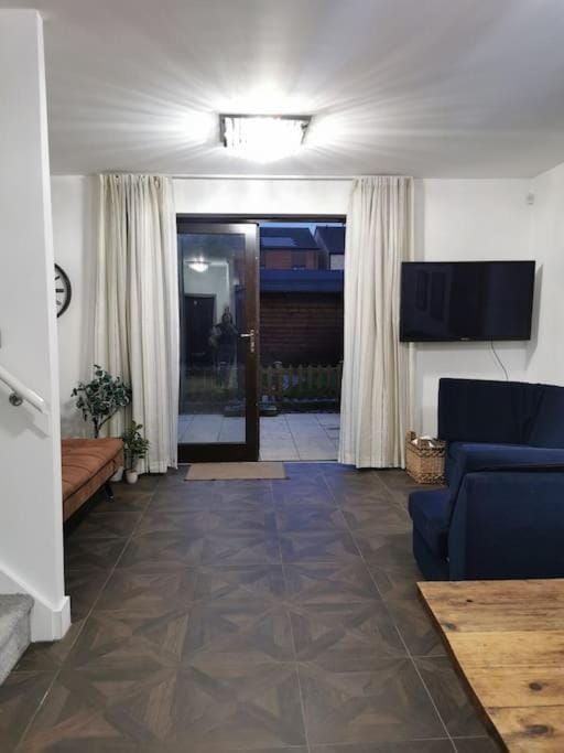 Riverside Cockatoo's Cottage Charming 3 Bed Retreat for up to 10 Guests House in England