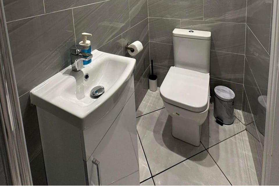 Studio - Sleeps 3 - Near Ealing Broadway Station Apartment in London Borough of Ealing