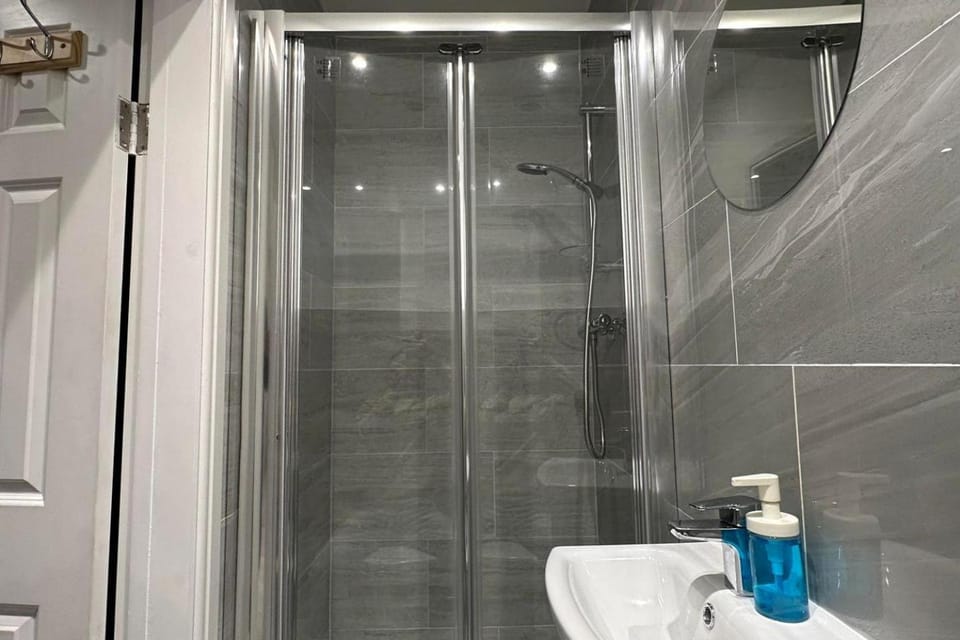 Studio - Sleeps 3 - Near Ealing Broadway Station Apartment in London Borough of Ealing
