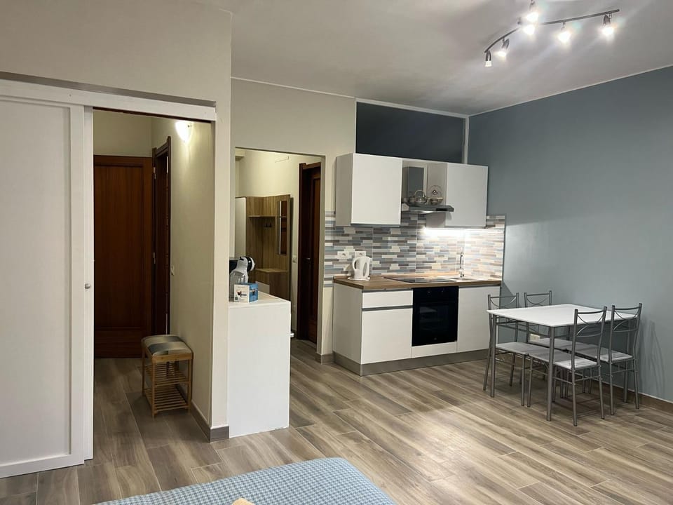 Kitchen or kitchenette, Dining area, stove