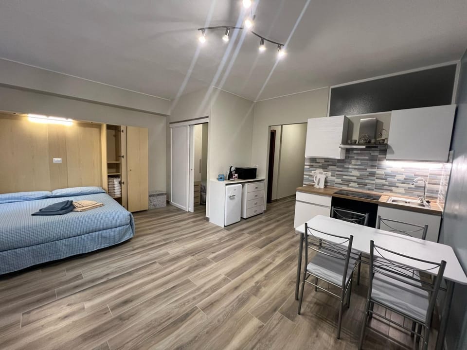 Bed, Kitchen or kitchenette, Dining area, Bedroom, stove