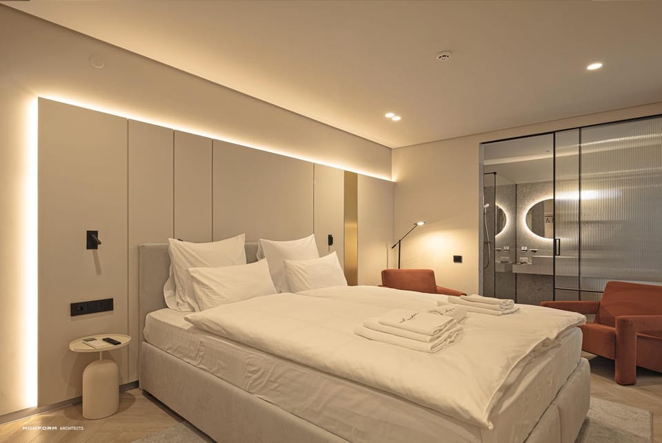 Bed, Photo of the whole room, Bedroom, towels
