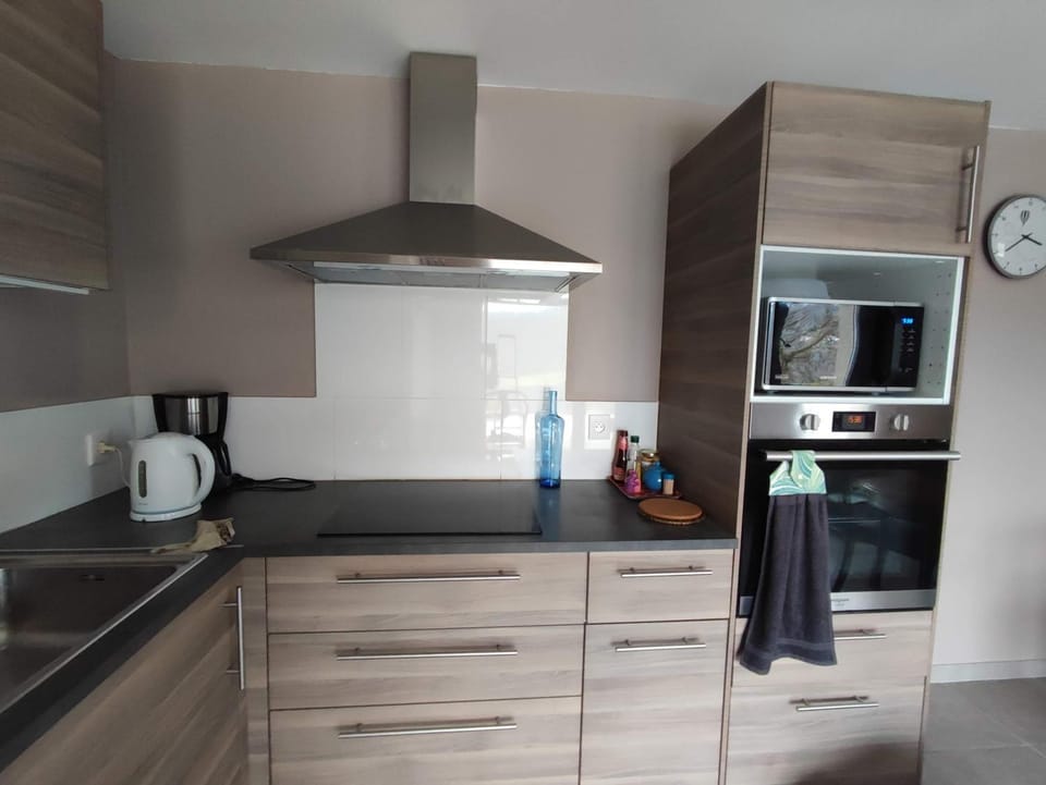 Coffee/tea facilities, stove, kitchen