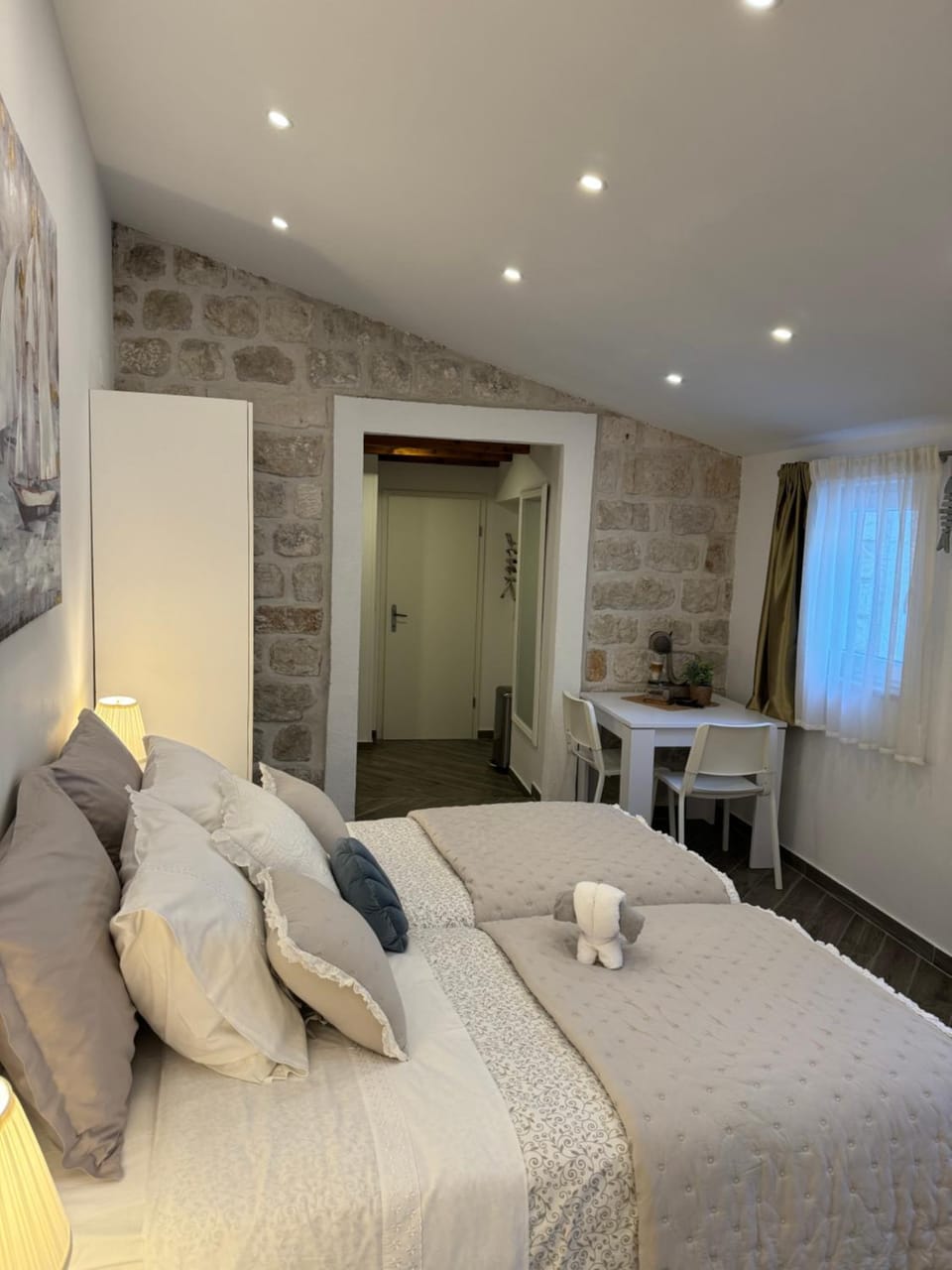 Bed, Seating area