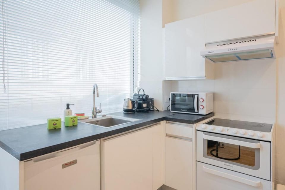 Coffee/tea facilities, dishwasher, oven, stove, toaster