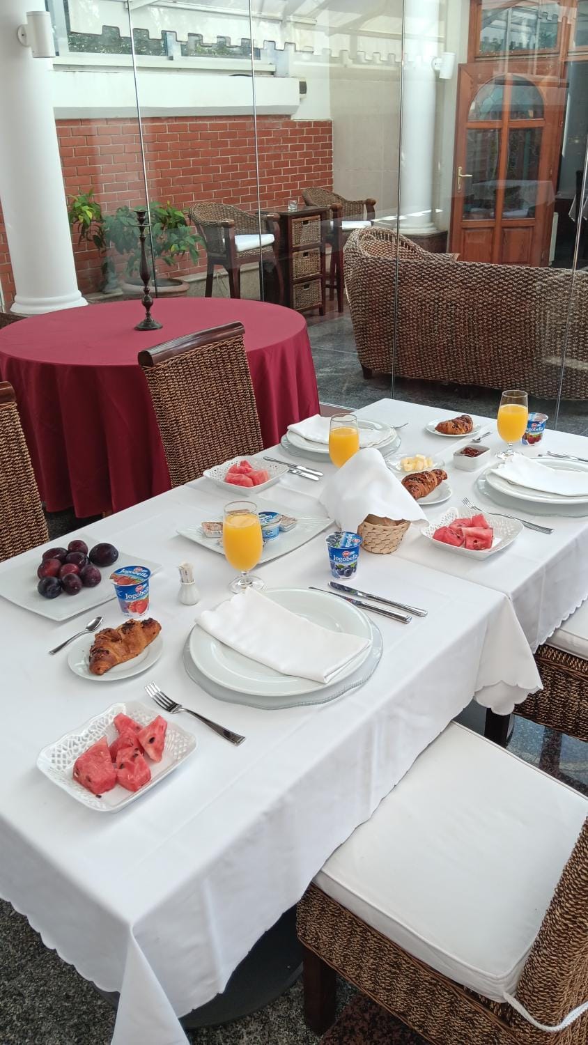 Restaurant/places to eat, Food and drinks, Breakfast, Continental breakfast, Drinks