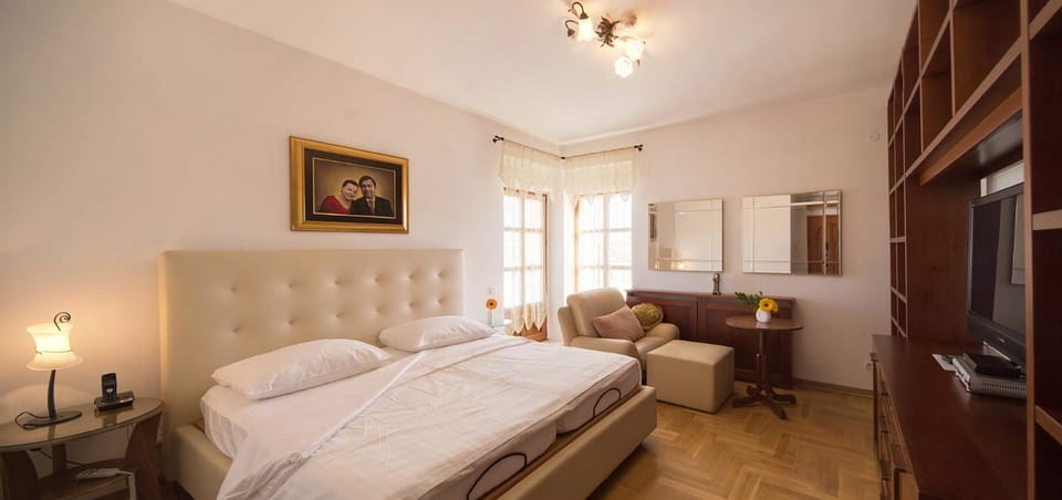 Bed, Seating area, Bedroom