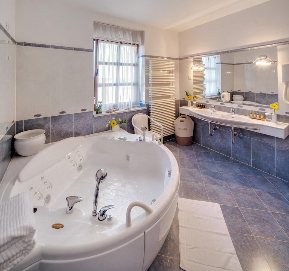 Hot Tub, Bathroom, Bath, towels