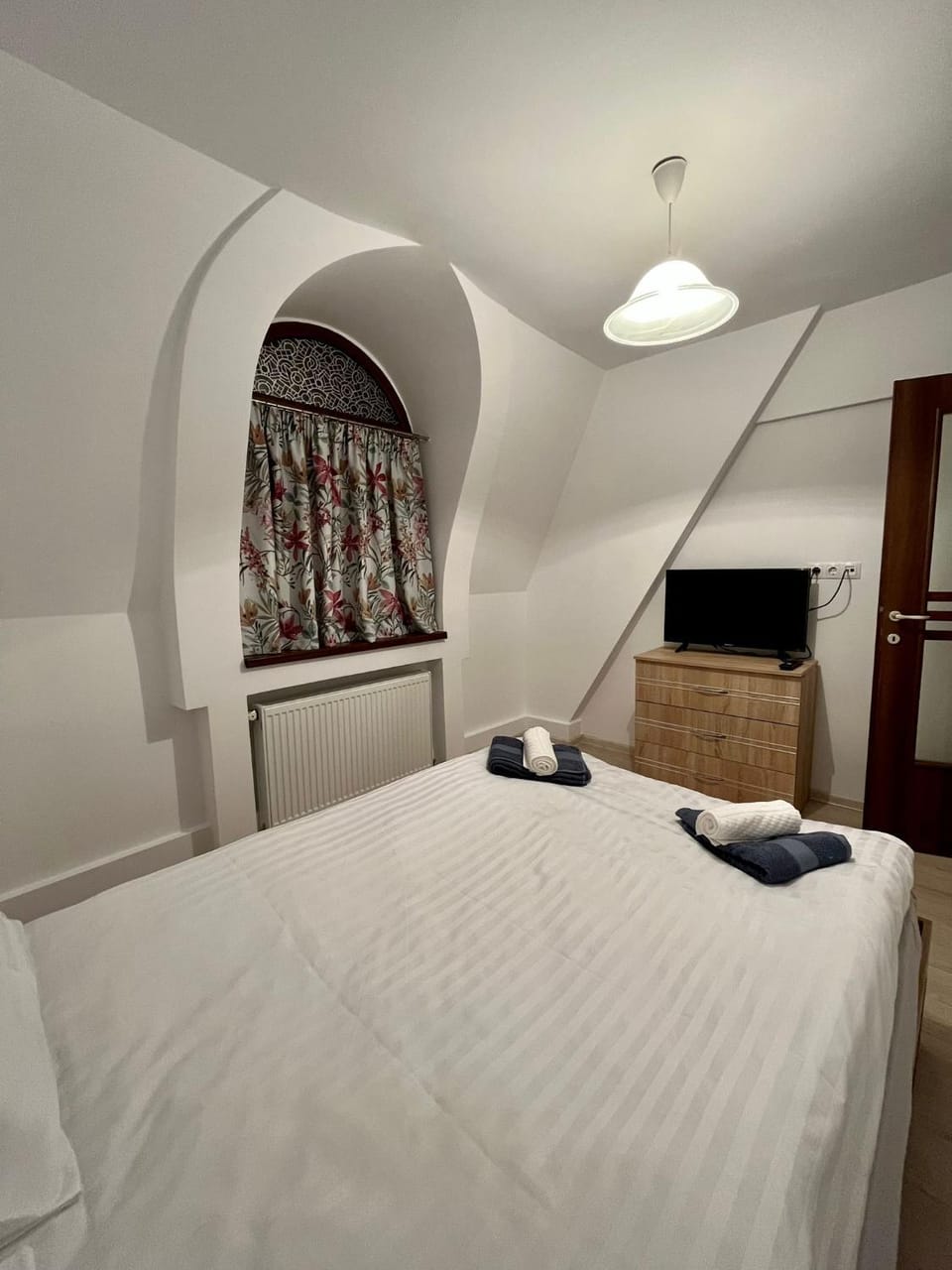 Bed, TV and multimedia, Photo of the whole room, Bedroom, towels