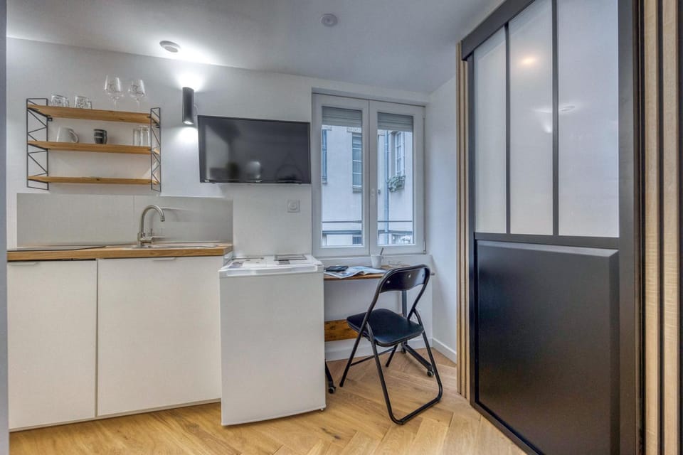 Kitchen or kitchenette, Dining area, minibar, oven