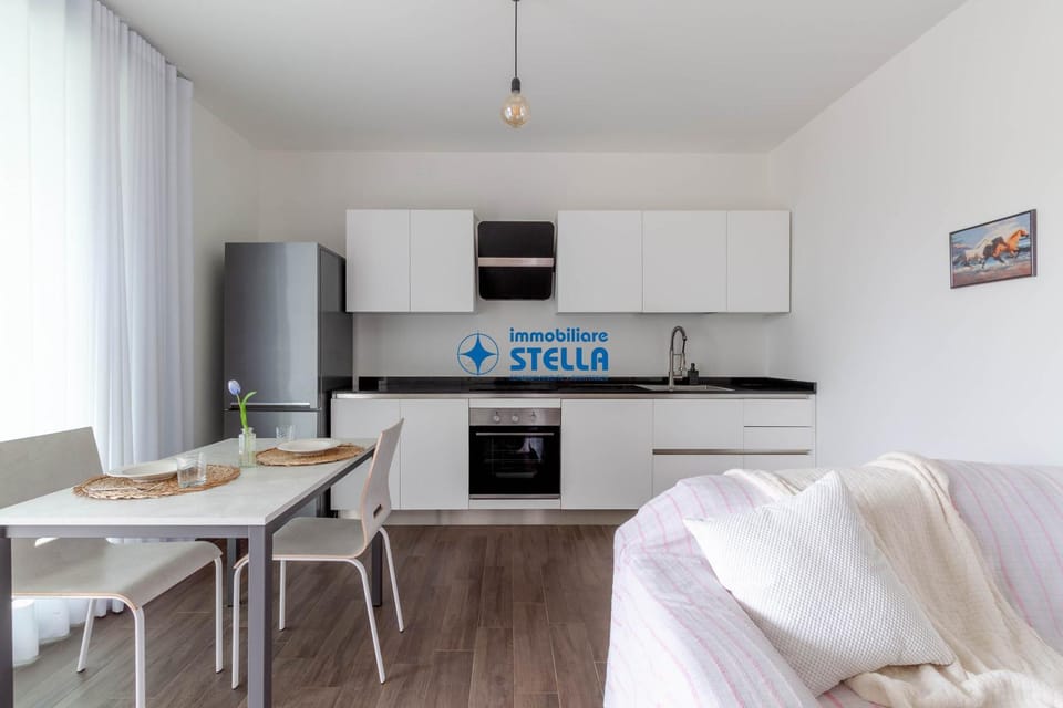Kitchen or kitchenette, Dining area, stove