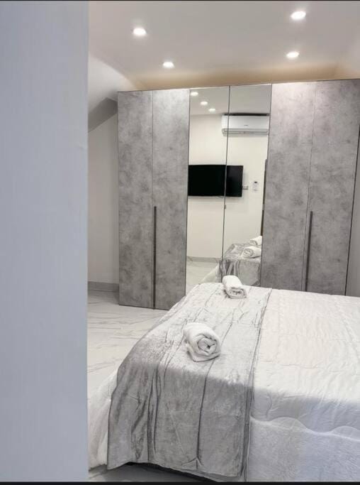 Bed, Photo of the whole room, towels