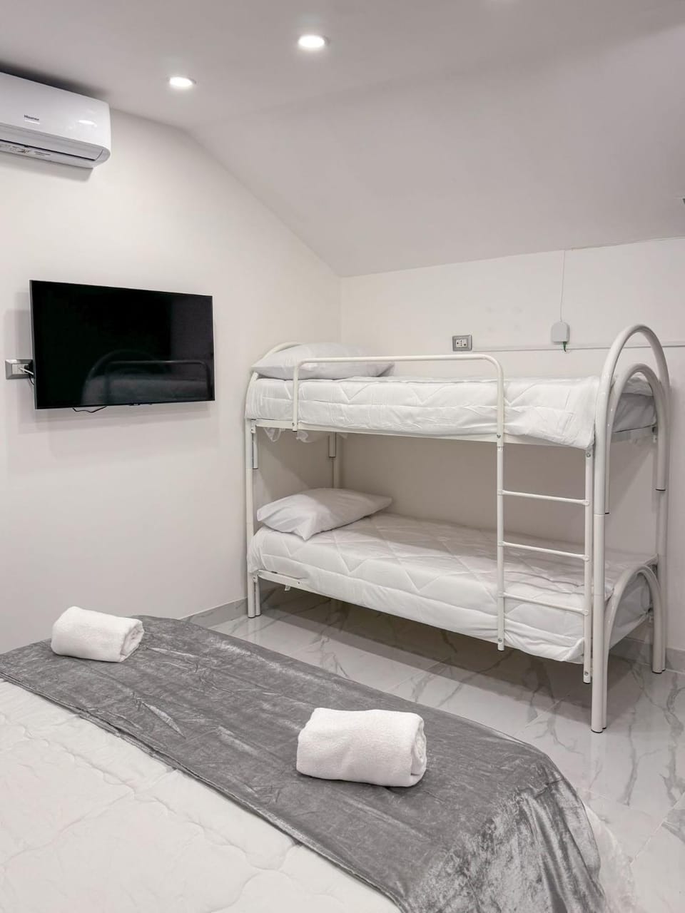 Bed, TV and multimedia, Photo of the whole room, Bedroom, bunk bed, towels, air conditioner