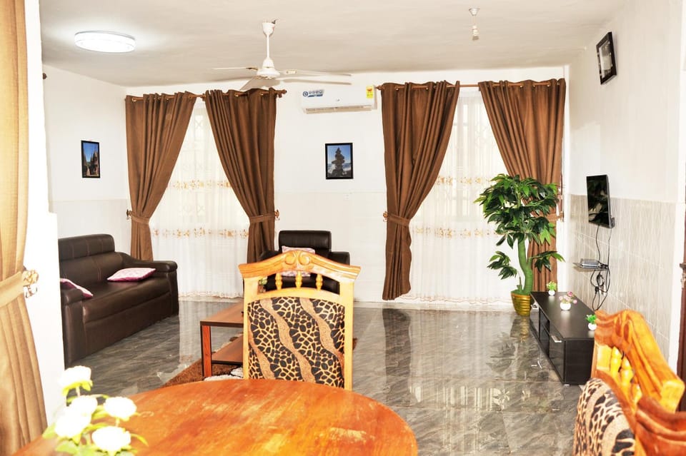Communal lounge/ TV room, TV and multimedia, Living room, Seating area, Dining area, Evening entertainment, air conditioner