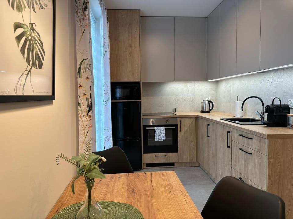 Coffee/tea facilities, microwave, stove, kitchen