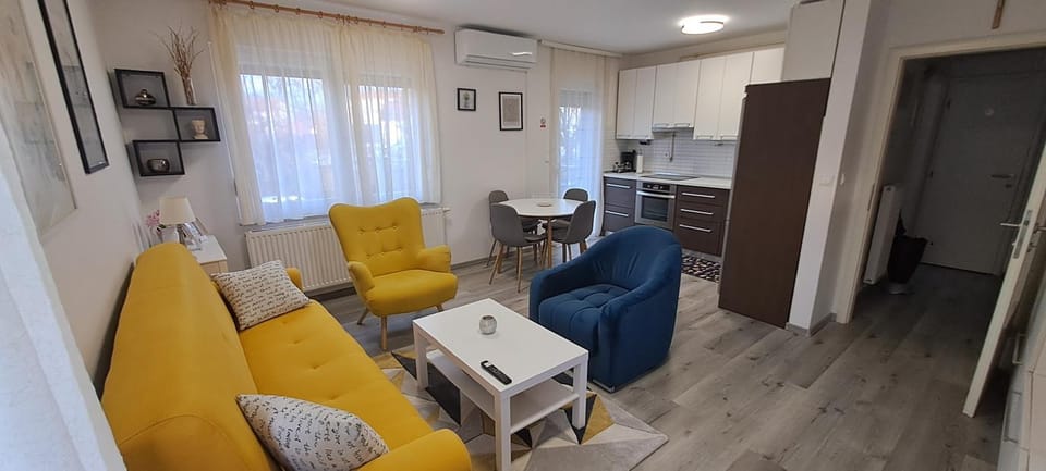 TV and multimedia, Kitchen or kitchenette, Living room