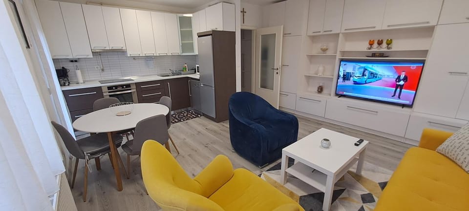 TV and multimedia, Kitchen or kitchenette, Living room, Seating area, Dining area