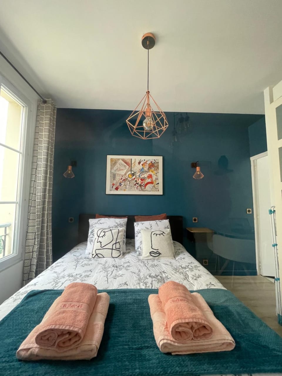 Bed, Bedroom, towels