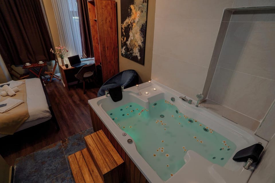 Bed, Hot Tub, Photo of the whole room, Bath
