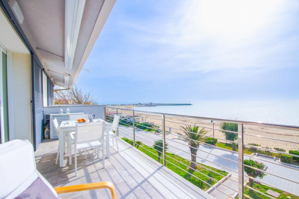 View (from property/room), Balcony/Terrace, Dining area, Sea view