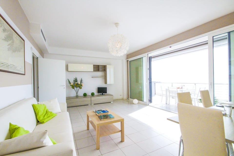 Living room, Seating area, Dining area, air conditioner
