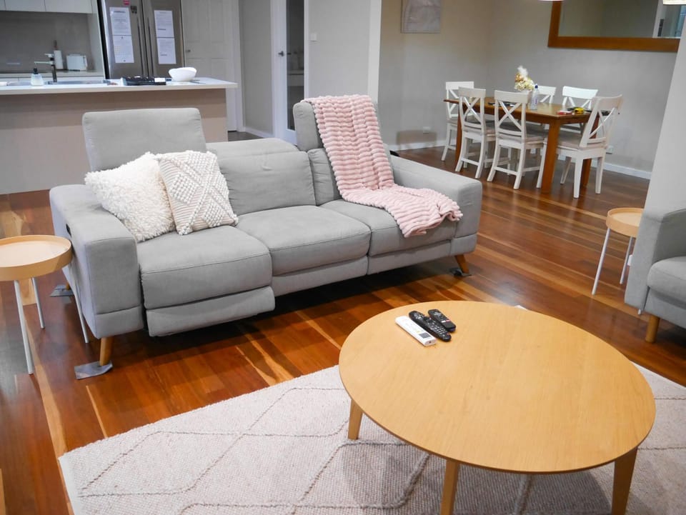 Luxury Home in Yowie Bay - pet friendly House in Sydney