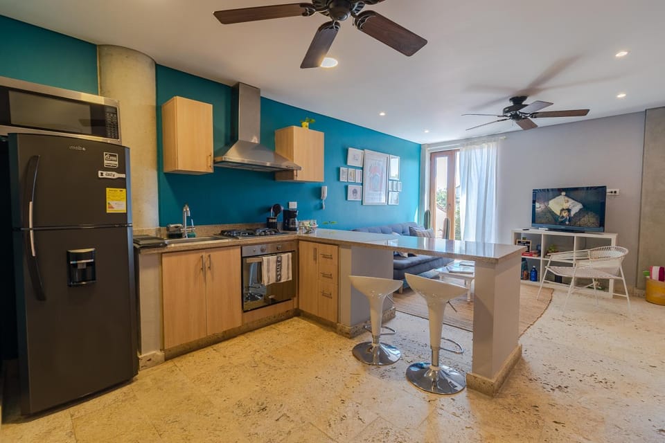 Kitchen or kitchenette, Dining area, fireplace, pet friendly, stove