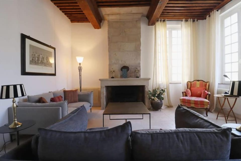 Uzès Place aux Herbes Elégance Renaissance Apartment in Uzes