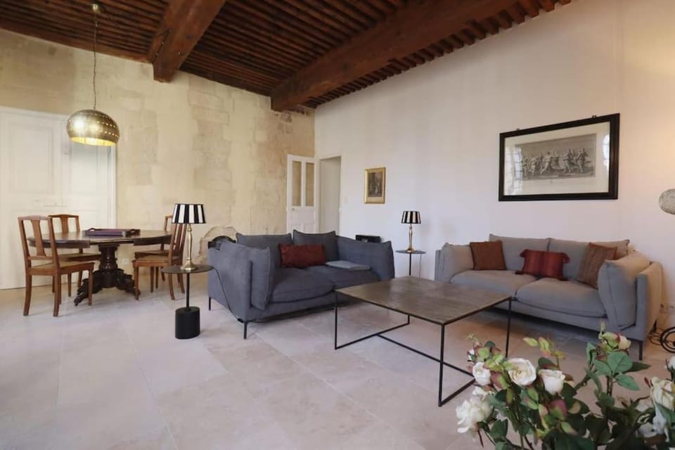 Uzès Place aux Herbes Elégance Renaissance Apartment in Uzes