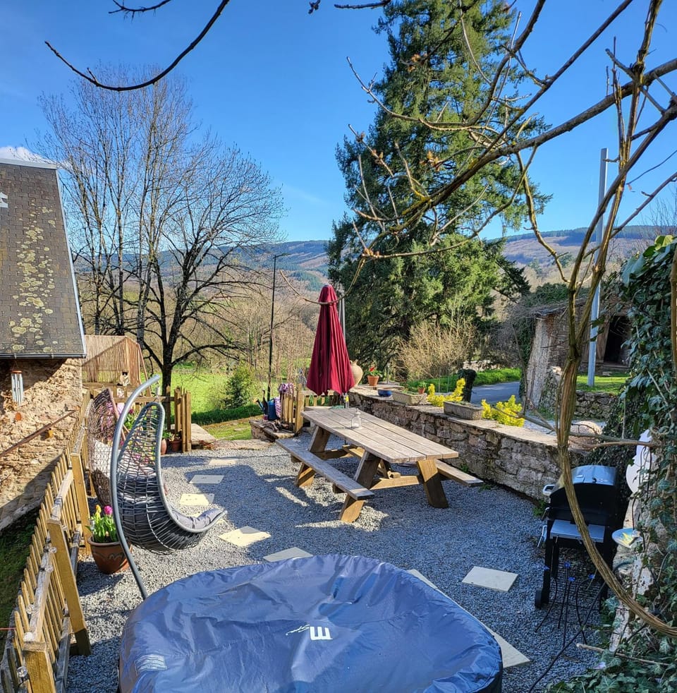Patio, Day, Natural landscape, Garden, Hot Tub, Balcony/Terrace, Dining area, Garden view, Mountain view