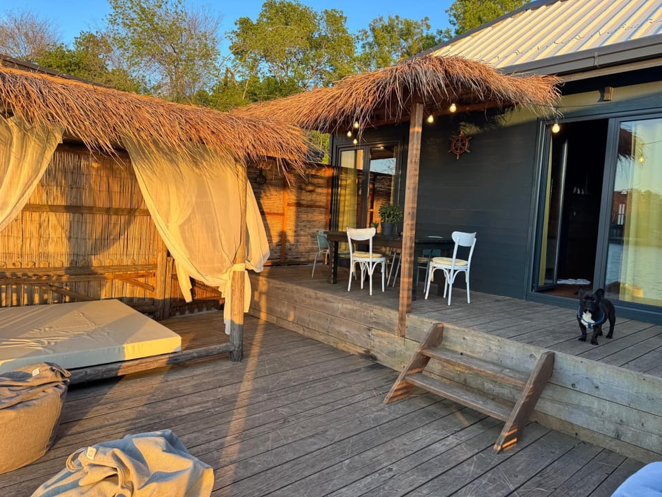 Property building, Patio, Balcony/Terrace, Living room, Seating area