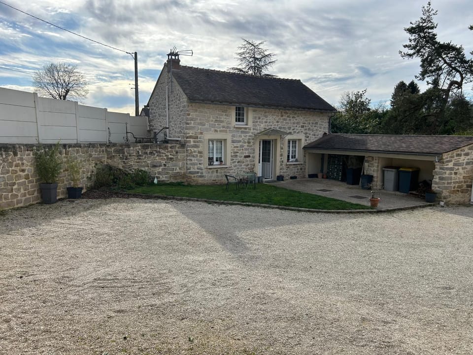Charmante petite maison en pierre House in Île-de-France