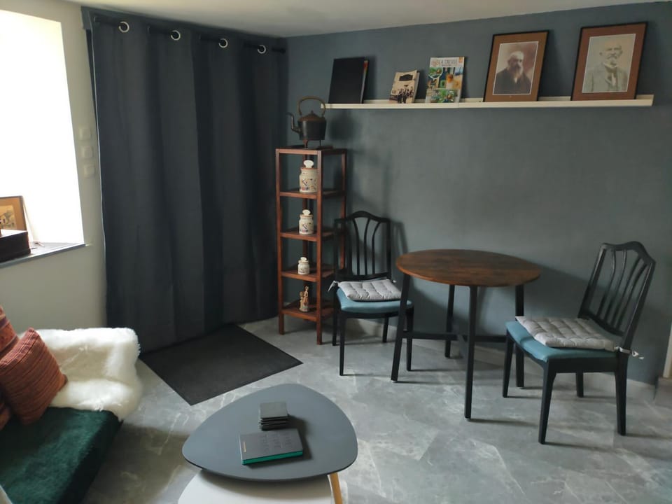 Living room, hair dresser