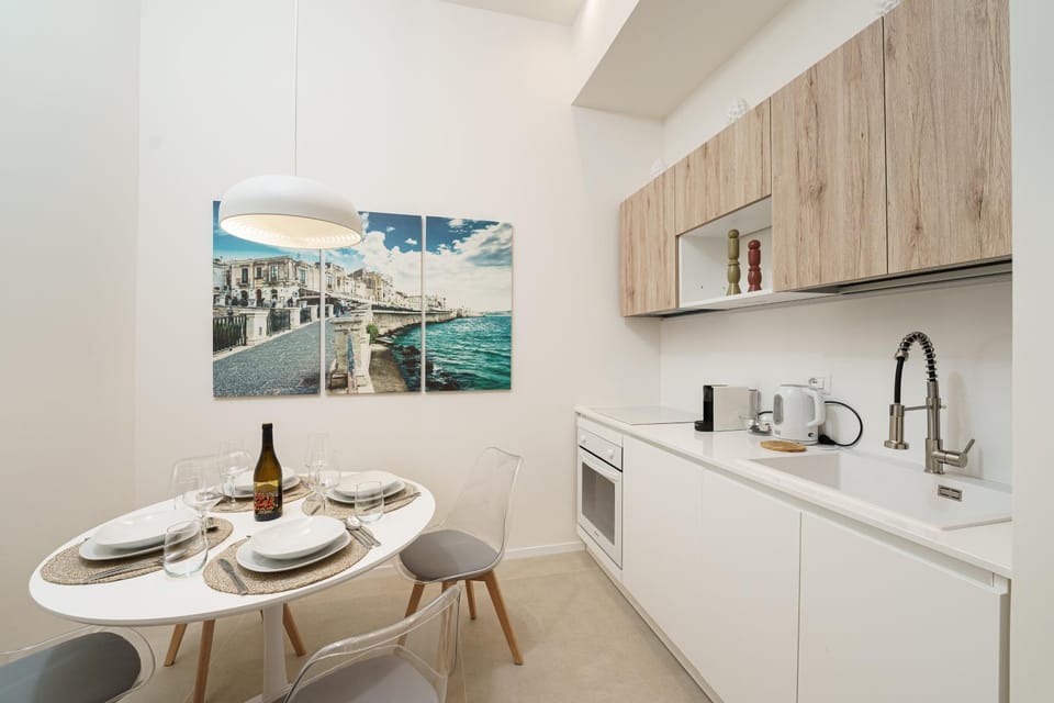 Kitchen or kitchenette, Dining area