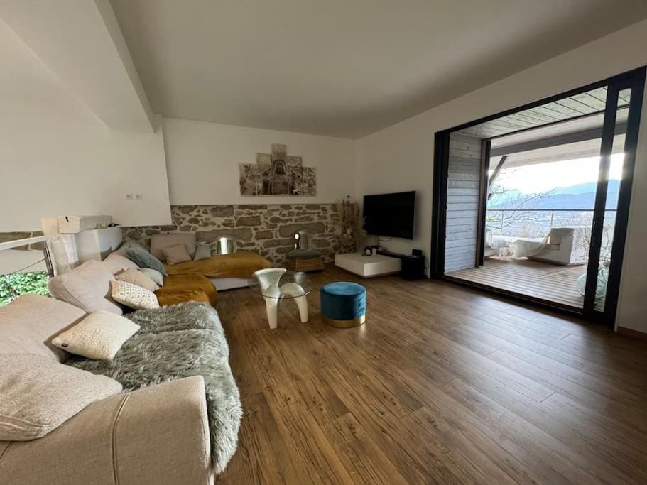 Natural landscape, TV and multimedia, Living room, Seating area, Lake view, Lake view