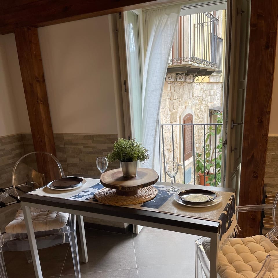 View (from property/room), Balcony/Terrace, Dining area, Street view, Quiet street view
