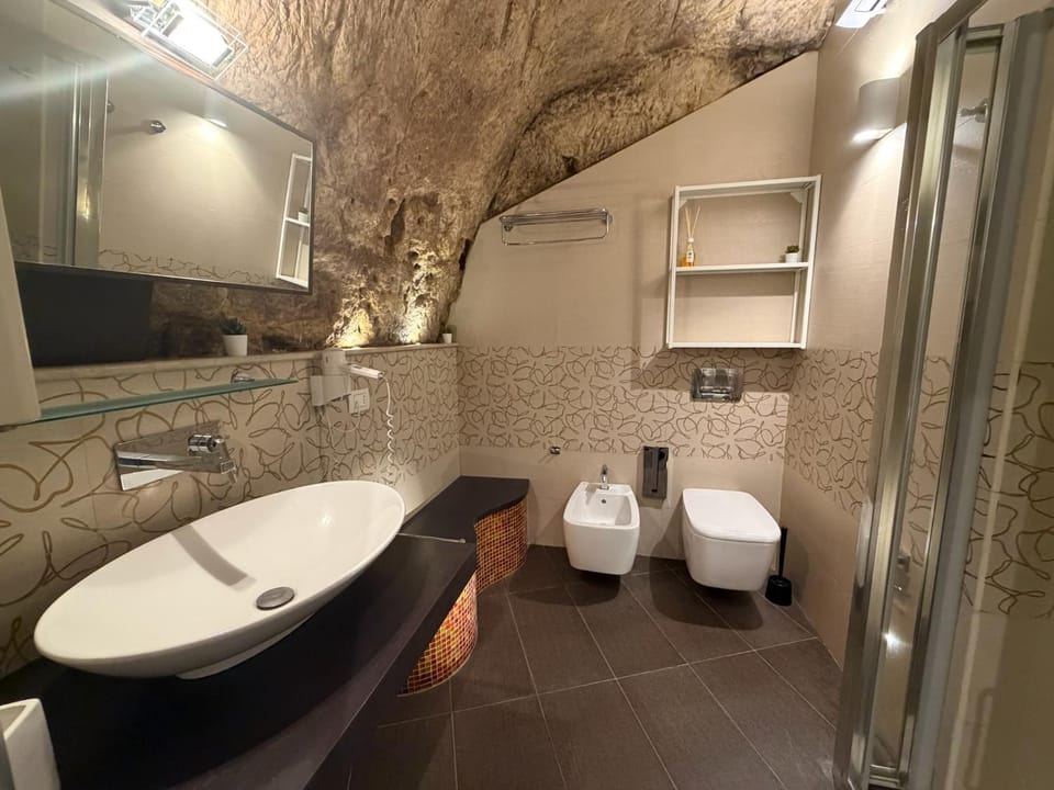 Shower, Toilet, Bathroom, bidet, heating, towels, air conditioner
