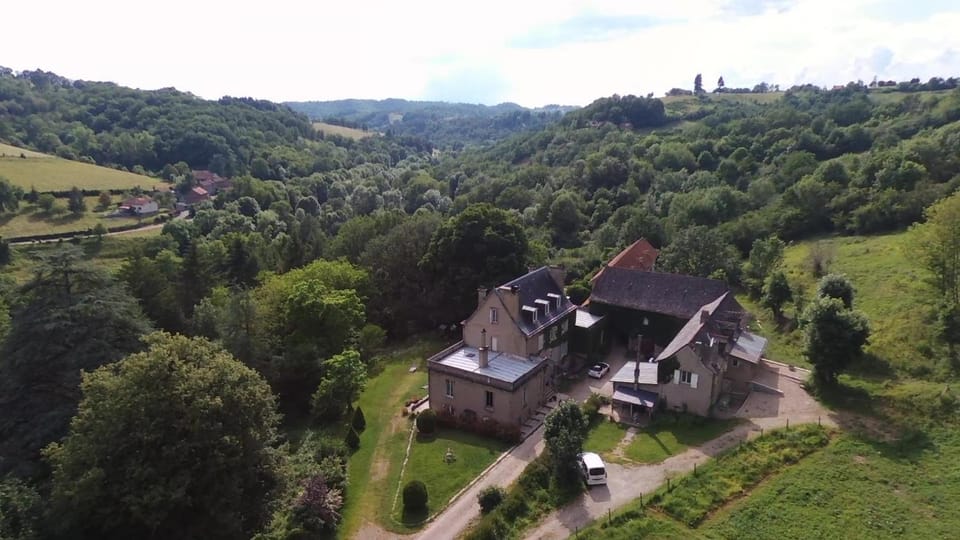 Property building, Day, Natural landscape, Bird's eye view, Landmark view, Mountain view