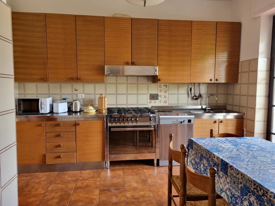 Coffee/tea facilities, Kitchen or kitchenette, Dining area, dishwasher, minibar, pet friendly, stove, toaster