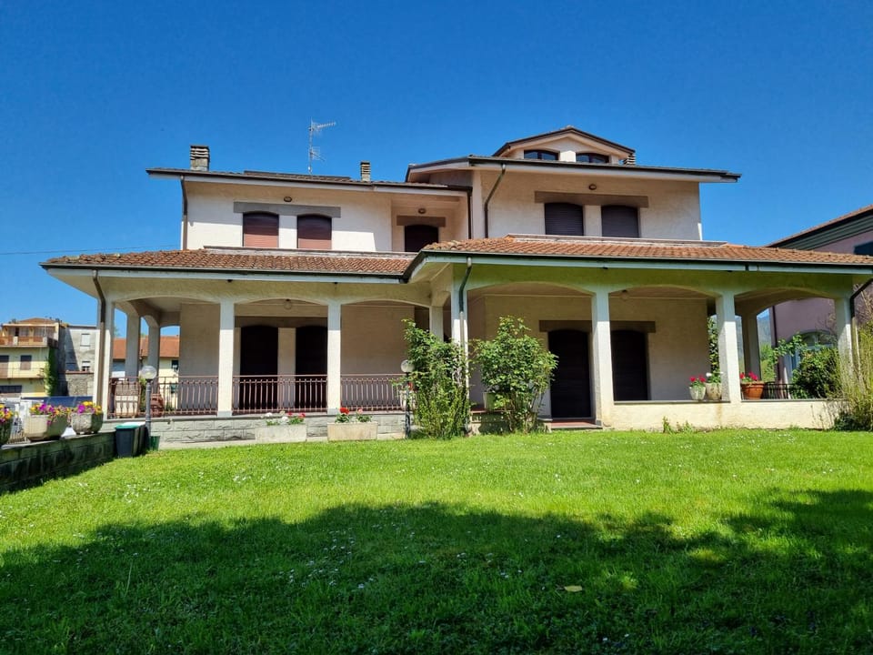 Property building, Spring, Day, Garden, Garden view