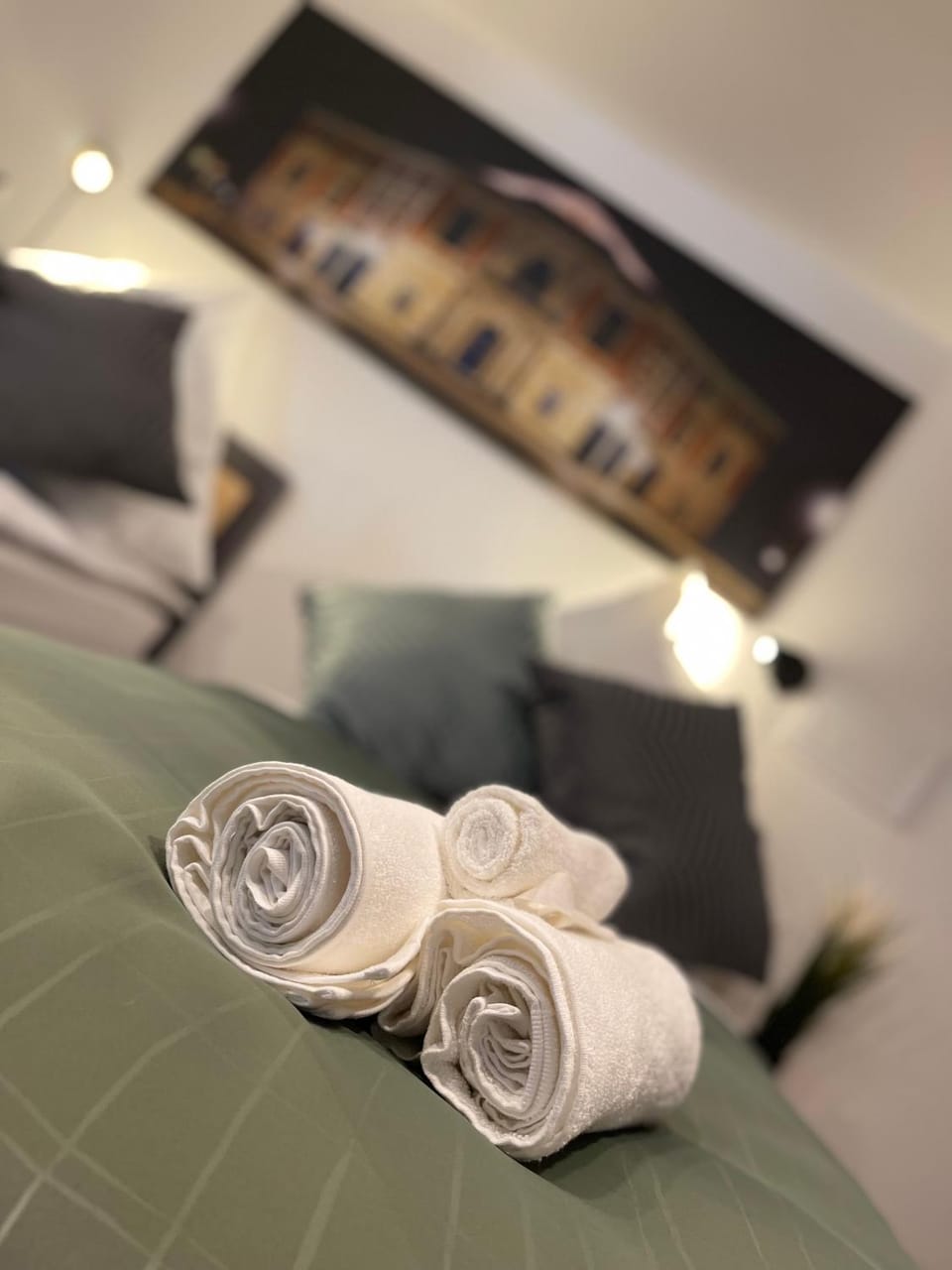 Bed, Living room, Bedroom, towels