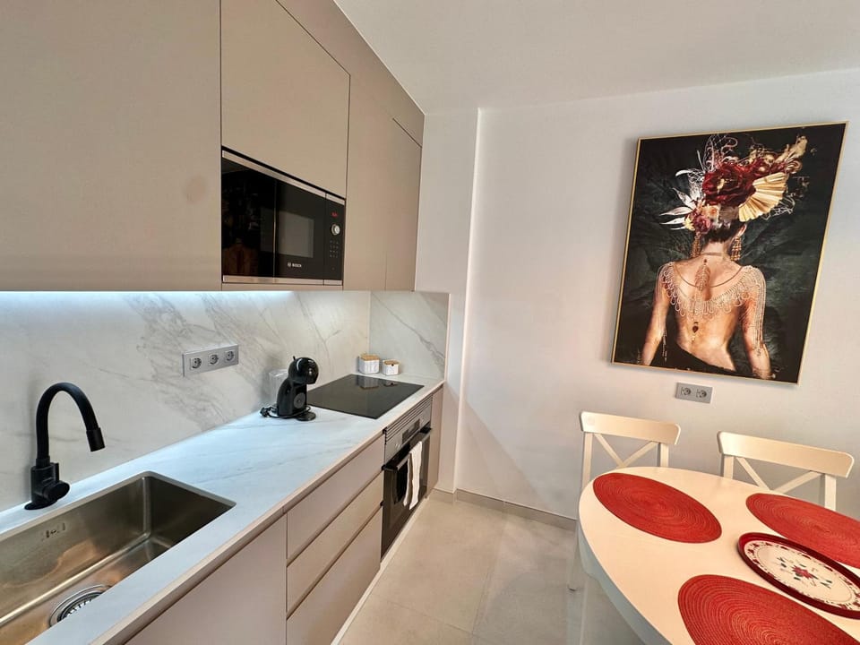 Coffee/tea facilities, Kitchen or kitchenette, Dining area, microwave, stove
