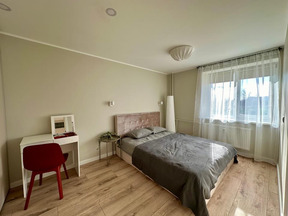Bed, Bedroom, hair dresser