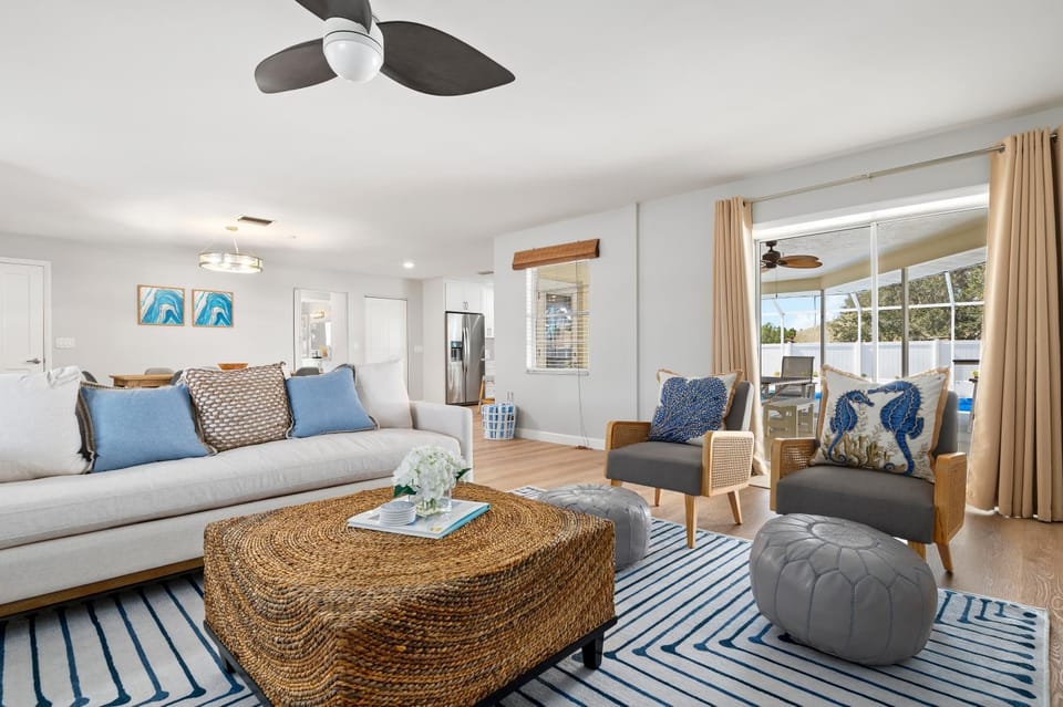 Blue Chill! Heated pool home with grill! 15 min drive to the beach! House in Bradenton