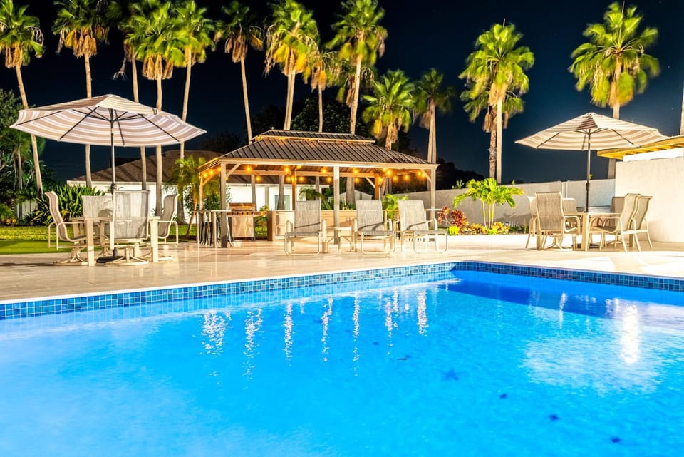 75 Palms! Sleeps 23! Luxury 1 acre lot Pool and Spa, Putting Green & Game Room! House in Bradenton