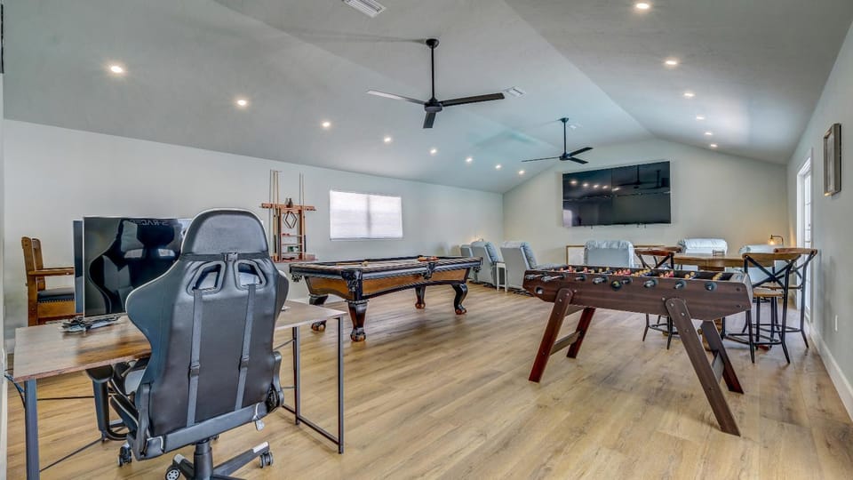75 Palms! Sleeps 23! Luxury 1 acre lot Pool and Spa, Putting Green & Game Room! House in Bradenton