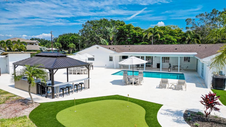 75 Palms! Sleeps 23! Luxury 1 acre lot Pool and Spa, Putting Green & Game Room! House in Bradenton